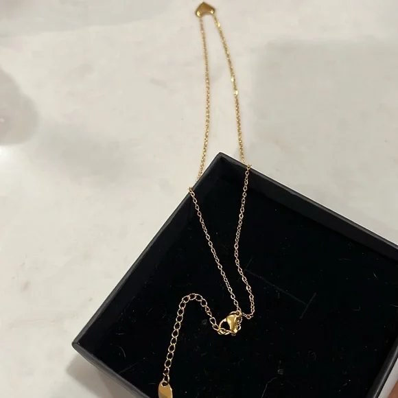 Venus Gold Heart Necklace - Picture 8 of 9